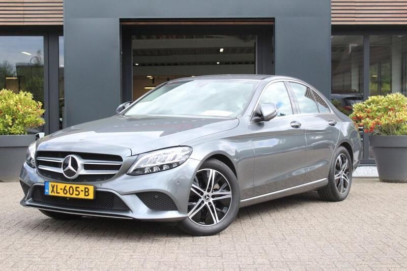 Grijs Gebruikt 2019 Mercedes C180 Business Sedan | € 26.950 (Eerlijke prijs) - Afbeelding 1/4