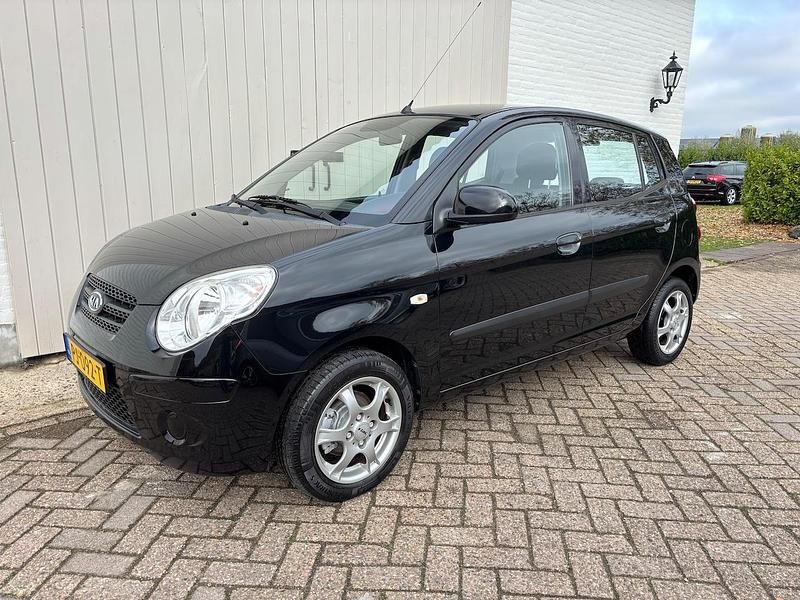 Zwart (metallic) Gebruikt 2010 Kia Picanto Hatchback | € 2.500 (Eerlijke prijs) - Afbeelding 1/4