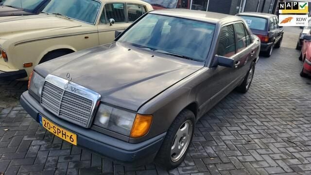 Grijs Gebruikt 1986 Mercedes E230 Sedan | € 2.950 - Afbeelding 1/4