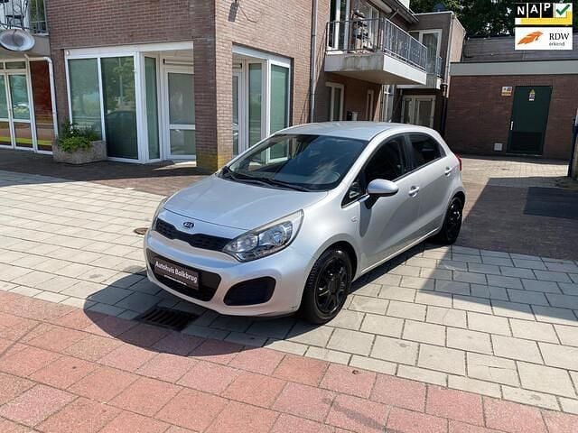 Zilver, metallic lak Gebruikt 2012 Kia Rio Comfort Hatchback | € 5.845 (Super prijs) - Afbeelding 1/4