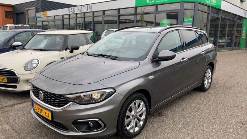 Grijs Gebruikt 2023 Fiat Tipo Stationwagen | € 17.595 (Eerlijke prijs) - Afbeelding 1/4