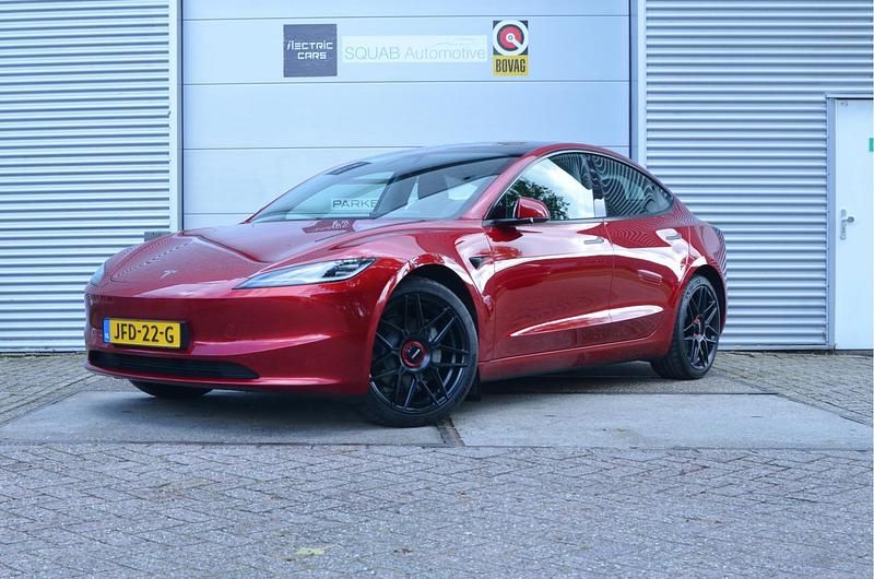 Rood, metallic lak Gebruikt 2024 Tesla Model 3 Long Range AWD Sedan | € 42.995 (Duur) - Afbeelding 1/4