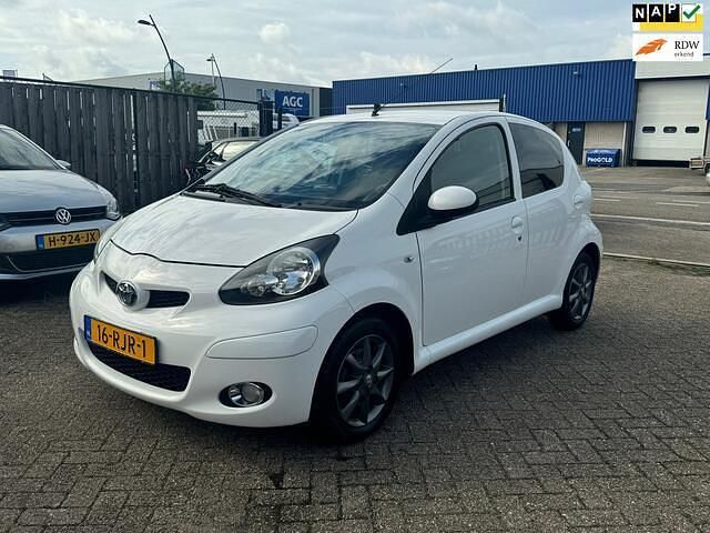 Wit Gebruikt 2011 Toyota Aygo Hatchback | € 2.950 (Eerlijke prijs) - Afbeelding 1/4