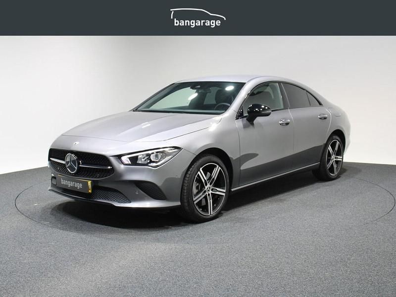 Grijs (metallic) Gebruikt 2023 Mercedes CLA250e Luxury Sedan | € 34.995 (Goede deal) - Afbeelding 1/4