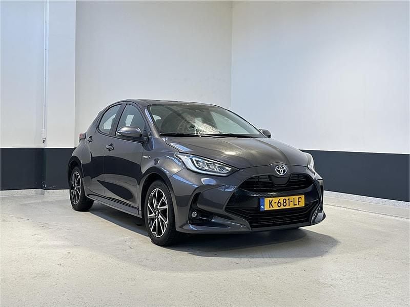 Grijs Occasion 2021 Toyota Yaris Hybrid Hatchback | € 18.949 (Eerlijke prijs) - Afbeelding 1/4