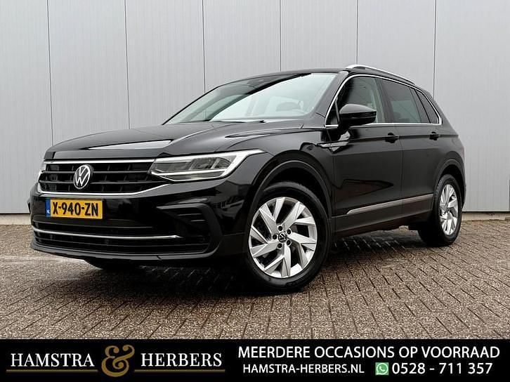 Zwart Occasion 2022 VW Tiguan SUV | € 34.995 (Super prijs) - Afbeelding 1/4