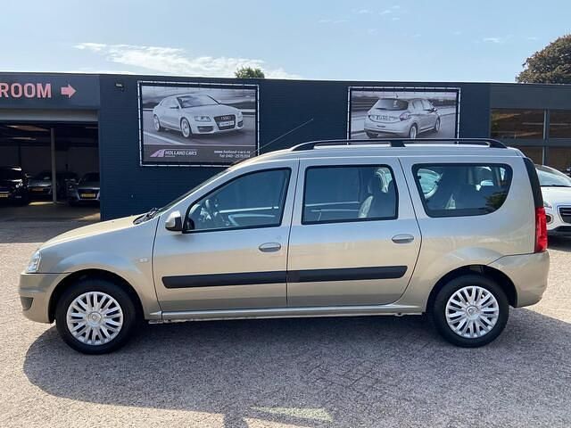 Grijs, metallic lak Gebruikt 2010 Dacia Logan MCV Lauréate MPV | € 4.995 - Afbeelding 1/4