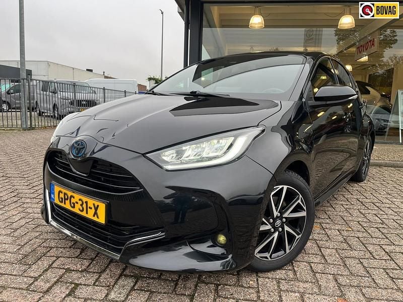Zwart Gebruikt 2021 Toyota Yaris Hybrid Hatchback | € 20.995 (Eerlijke prijs) - Afbeelding 1/4