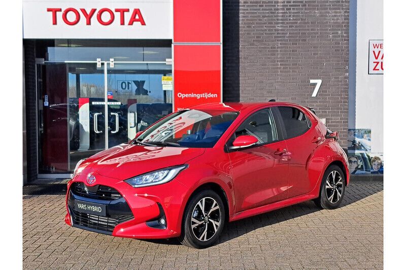 Rood Nieuw 2025 Toyota Yaris Hybrid Hatchback | € 31.499 - Afbeelding 1/1