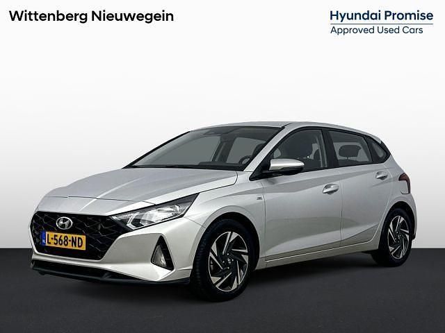 Sleek silver metallic (rys) Gebruikt 2021 Hyundai i20 Comfort Hatchback | € 19.400 (Eerlijke prijs) - Afbeelding 1/1