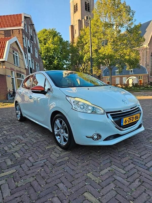Wit Occasion 2015 Peugeot 208 Roland Garros Hatchback | € 6.800 (Goede deal) - Afbeelding 1/4