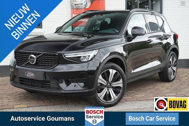 Zwart Gebruikt 2023 Volvo XC40 Plus SUV | € 42.450 (Duur) - Afbeelding 1/4