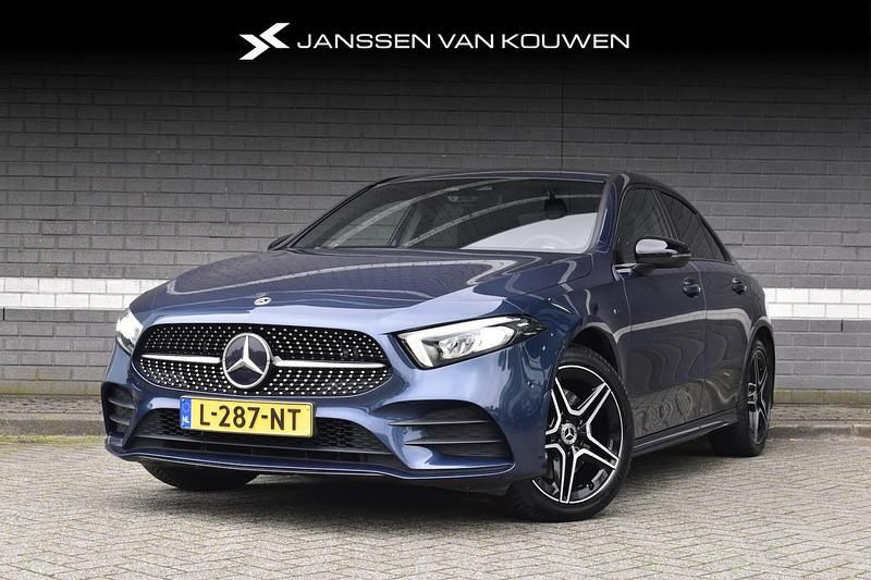 Blauw (metallic) Gebruikt 2021 Mercedes A250 Business Sedan | € 27.890 (Goede deal) - Afbeelding 1/4