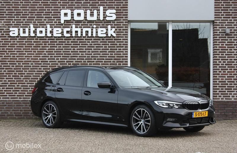 Zwart Gebruikt 2021 BMW 318 Sport Line Stationwagen | € 29.900 (Eerlijke prijs) - Afbeelding 1/4