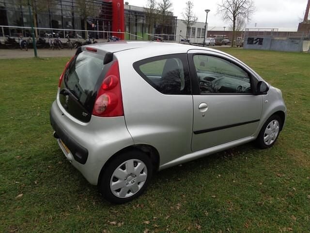 Occasion Peugeot 107 68 PK (50 kW) 2006 Grijs (metallic) Hatchback