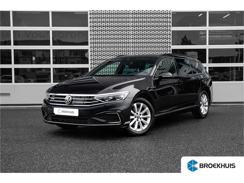 Zwart, metallic lak Gebruikt 2020 VW Passat GTE Stationwagen | € 23.445 (Eerlijke prijs) - Afbeelding 1/4