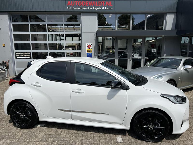 Wit Gebruikt 2022 Toyota Yaris Hybrid Executive Hatchback | € 24.950 (Eerlijke prijs) - Afbeelding 1/4