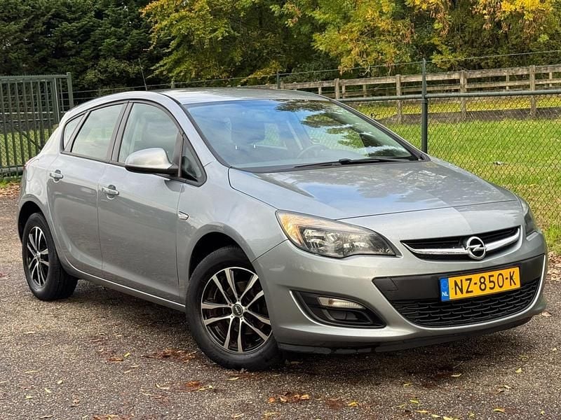 Grijs Gebruikt 2015 Opel Astra Edition Hatchback | € 6.450 (Goede deal) - Afbeelding 1/4