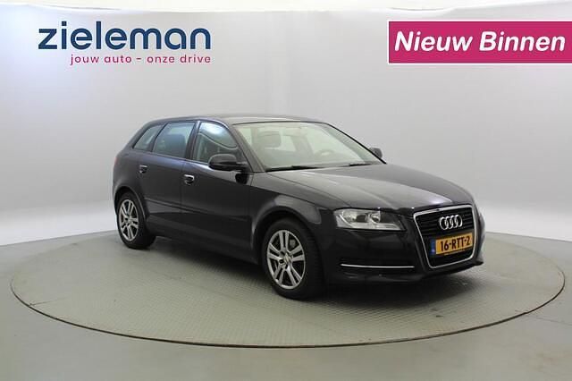 Zwart Gebruikt 2011 Audi A3 Attraction Hatchback | € 7.845 (Eerlijke prijs) - Afbeelding 1/4