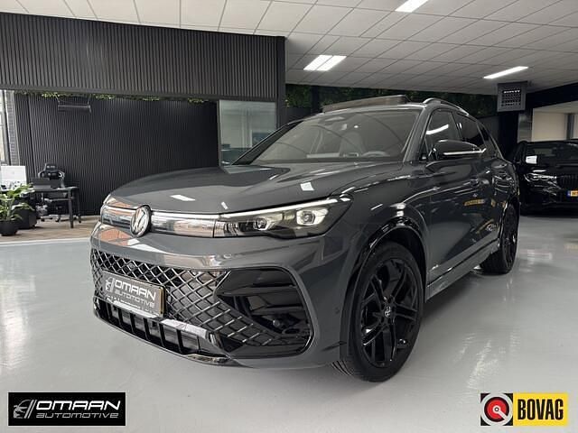 Grijs Gebruikt 2024 VW Tiguan R-line SUV | € 52.990 - Afbeelding 1/4