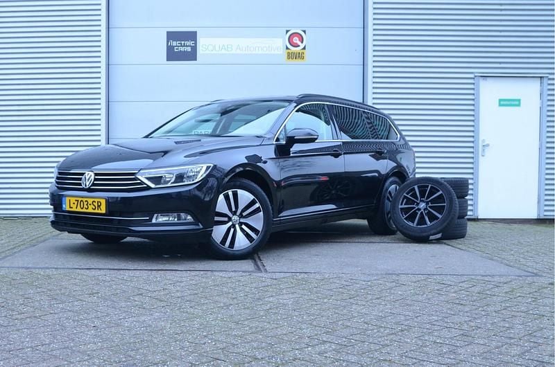 Zwart Occasion 2017 VW Passat Stationwagen | € 13.450 (Goede deal) - Afbeelding 1/4