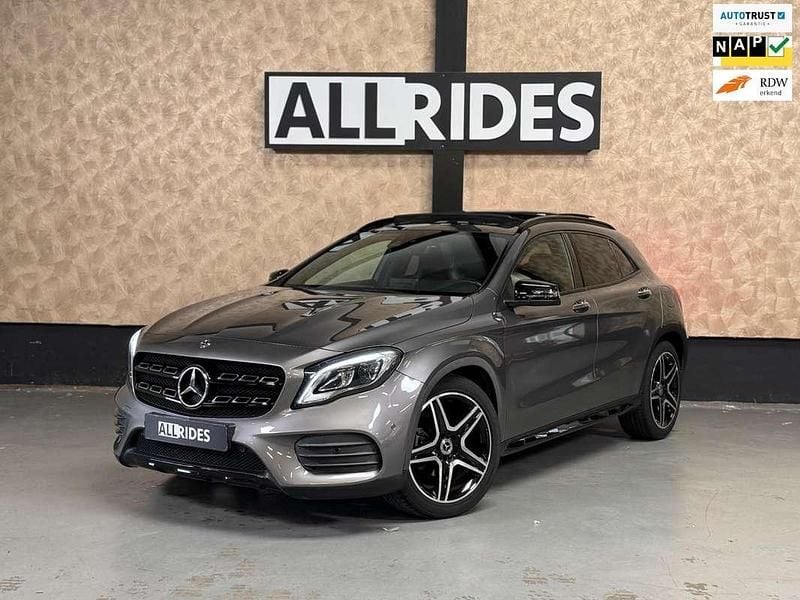 Grijs Gebruikt 2018 Mercedes GLA200 AMG Line Premium Plus SUV | € 24.950 (Eerlijke prijs) - Afbeelding 1/4