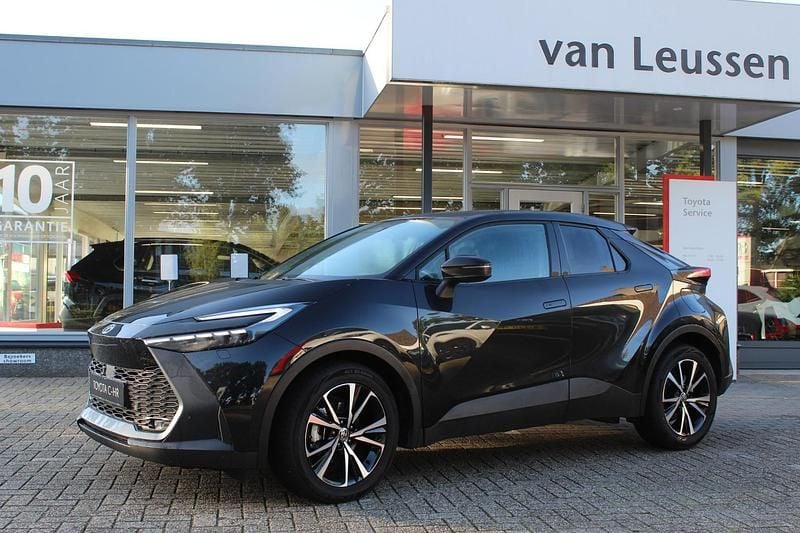 , metallic lak Gebruikt 2025 Toyota C-HR Edition SUV | € 34.900 (Goede deal) - Afbeelding 1/4