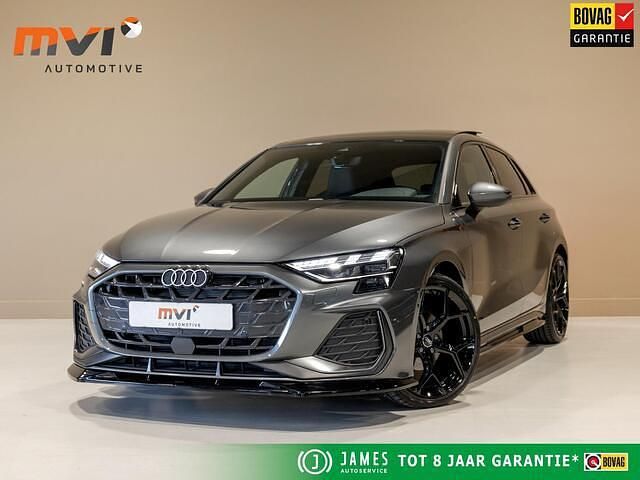 Grijs (metallic) Gebruikt 2025 Audi A3 Sportback Comfort Hatchback | € 43.350 (Duur) - Afbeelding 1/3