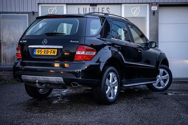 Zwart (metallic) Occasion 2007 Mercedes 350 SUV | € 9.950 (Eerlijke prijs) - Afbeelding 1/4