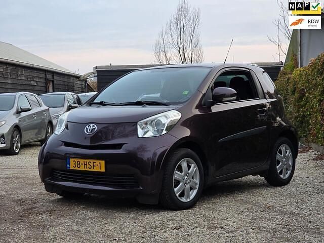 Rood, metallic lak Gebruikt 2009 Toyota iQ Comfort Hatchback | € 4.449 (Iets duurder) - Afbeelding 1/4