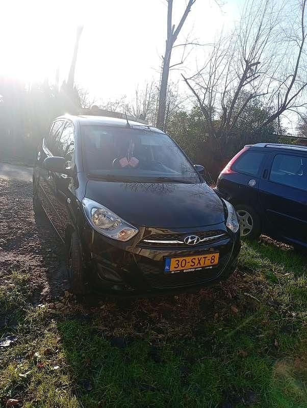 Zwart Occasion 2012 Hyundai i10 Hatchback | € 3.200 (Eerlijke prijs) - Afbeelding 1/4