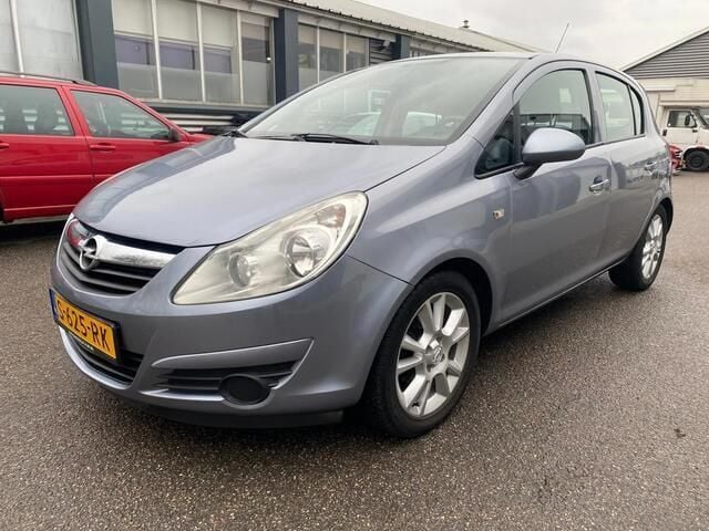 Grijs, metallic lak Gebruikt 2008 Opel Corsa Cosmo Hatchback | € 4.250 (Iets duurder) - Afbeelding 1/4