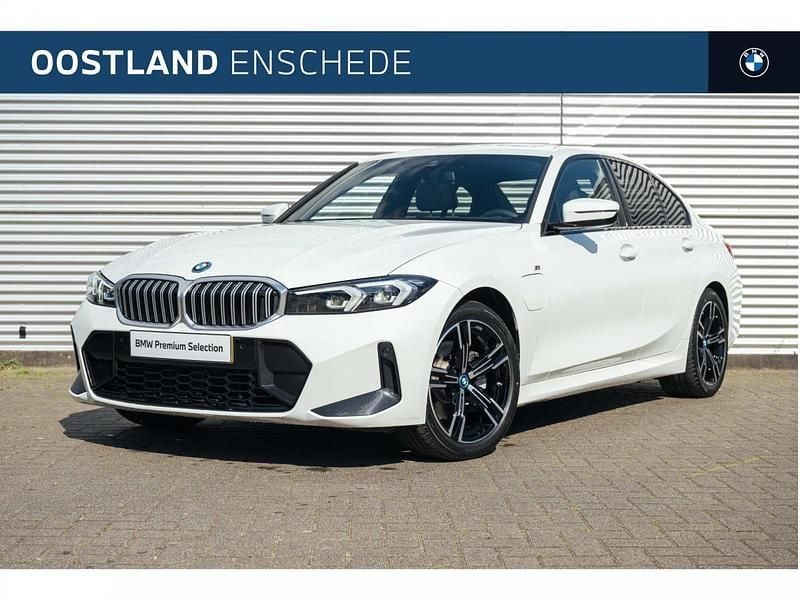 Alpinweiss (licht wit) Gebruikt 2024 BMW 330e Comfort Edition Sedan | € 44.000 (Super prijs) - Afbeelding 1/4