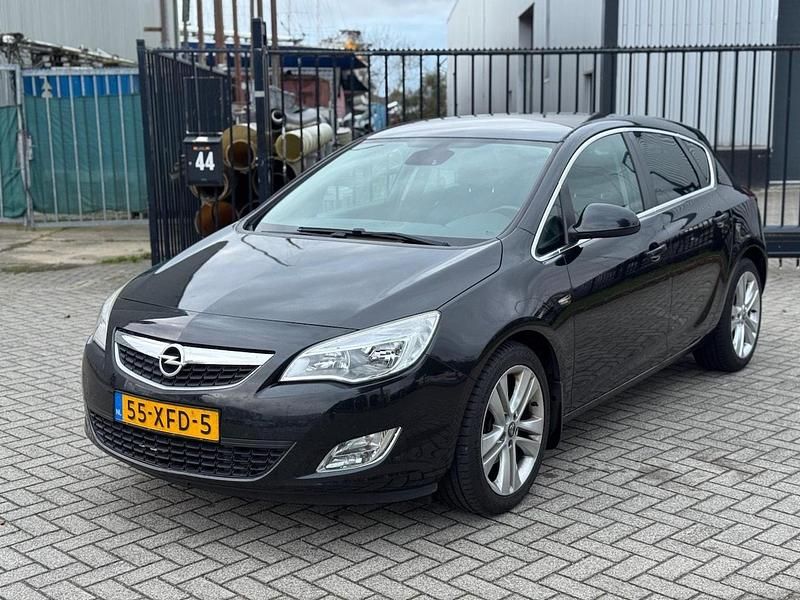 Zwart Gebruikt 2012 Opel Astra Cosmo Hatchback | € 3.950 (Goede deal) - Afbeelding 1/4