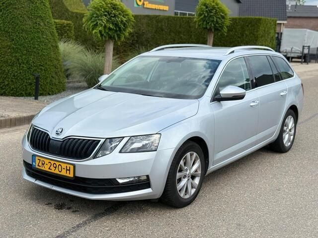 Grijs Gebruikt 2019 Skoda Octavia Clever Stationwagen | € 9.250 (Eerlijke prijs) - Afbeelding 1/4