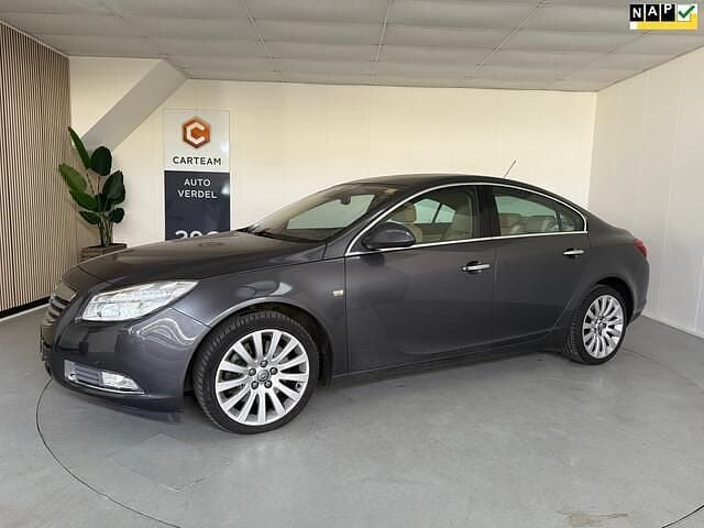 Grijs, metallic lak Gebruikt 2011 Opel Insignia Cosmo Sedan | € 8.950 (Eerlijke prijs) - Afbeelding 1/4