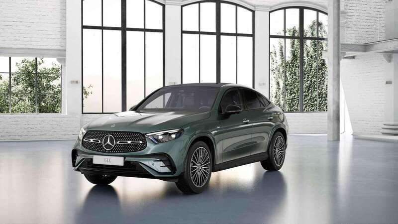 Groen, metallic lak Gebruikt 2025 Mercedes GLC300e Sport Edition Coupé | € 73.950 (Eerlijke prijs) - Afbeelding 1/4