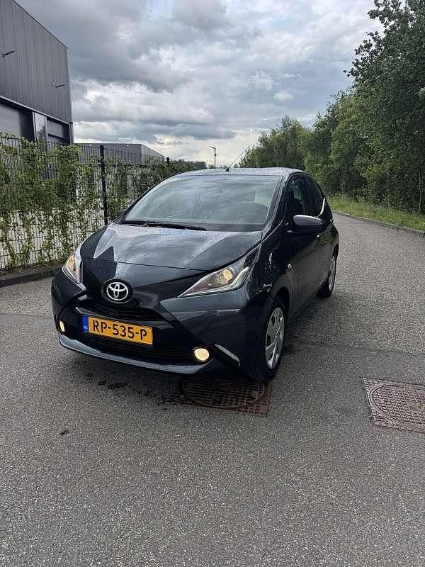 Grijs Gebruikt 2018 Toyota Aygo X-play Hatchback | € 7.499 (Super prijs) - Afbeelding 1/4