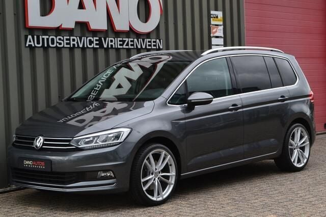 Grijs, metallic lak Gebruikt 2017 VW Touran Highline MPV | € 21.950 (Eerlijke prijs) - Afbeelding 1/4