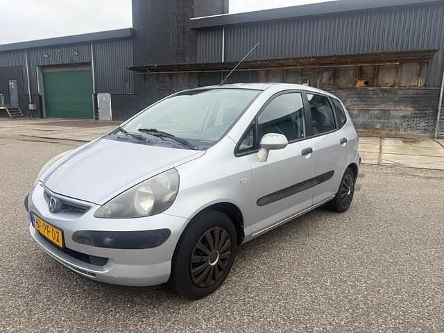 Grijs (metallic) Gebruikt 2004 Honda Jazz LS Hatchback | € 2.050 (Eerlijke prijs) - Afbeelding 1/4