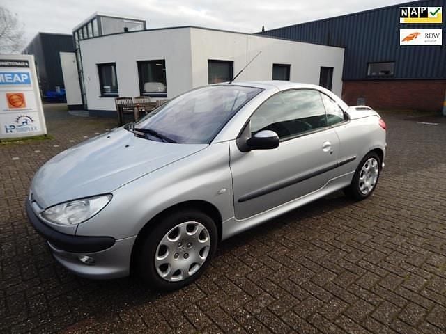 Grijs (metallic) Gebruikt 2002 Peugeot 206 CC Cabriolet | € 1.495 (Goede deal) - Afbeelding 1/4