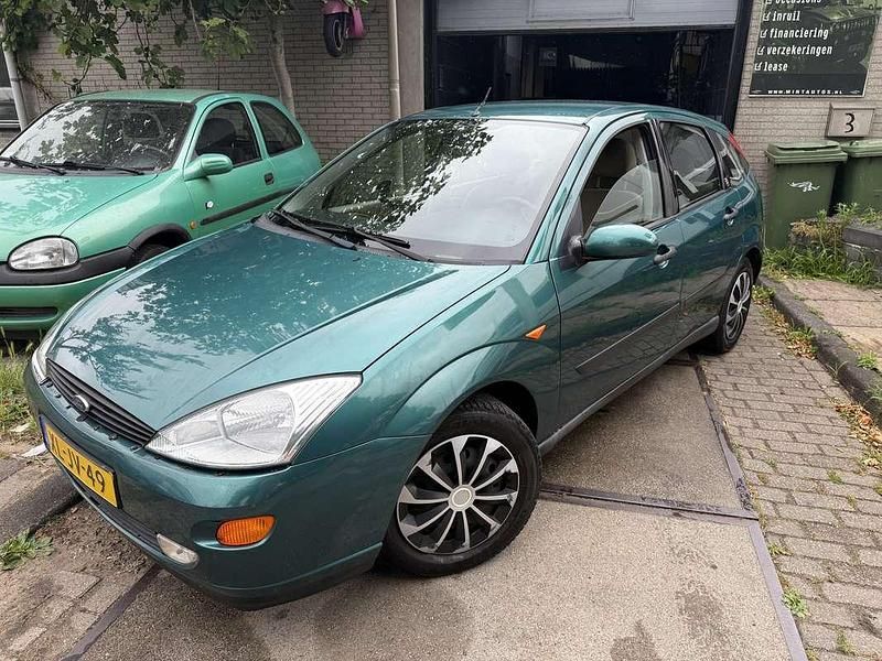 Groen Gebruikt 1999 Ford Focus Ghia Hatchback | € 1.250 (Eerlijke prijs) - Afbeelding 1/4