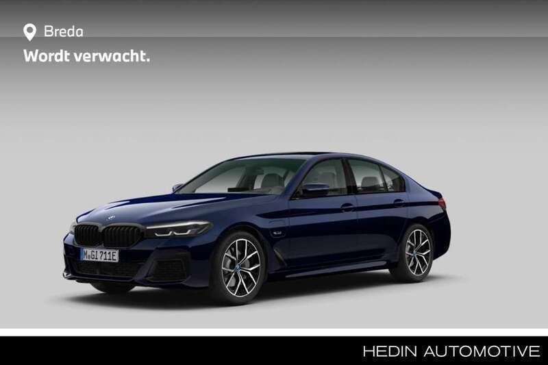 Blauw, metallic lak Gebruikt 2023 BMW 530 Comfort Edition Sedan | € 47.880 (Eerlijke prijs) - Afbeelding 1/3