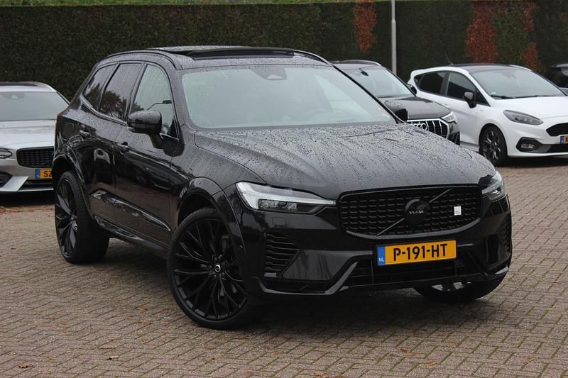 Zwart (metallic) Gebruikt 2022 Volvo XC60 R-Design SUV | € 47.950 (Duur) - Afbeelding 1/4