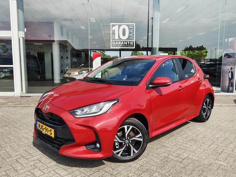 Rood Gebruikt 2024 Toyota Yaris Style Hatchback | € 25.995 (Eerlijke prijs) - Afbeelding 1/4