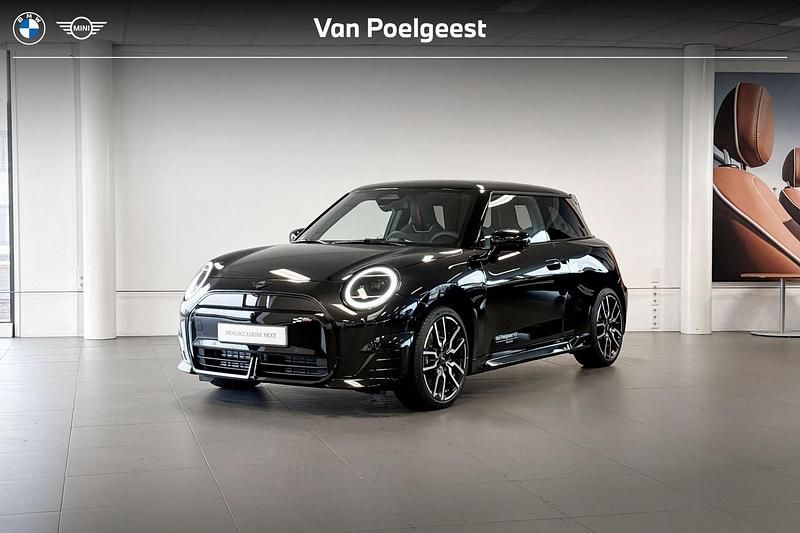 Midnight black ii Gebruikt 2024 Mini Cooper Hatchback | € 34.500 - Afbeelding 1/4
