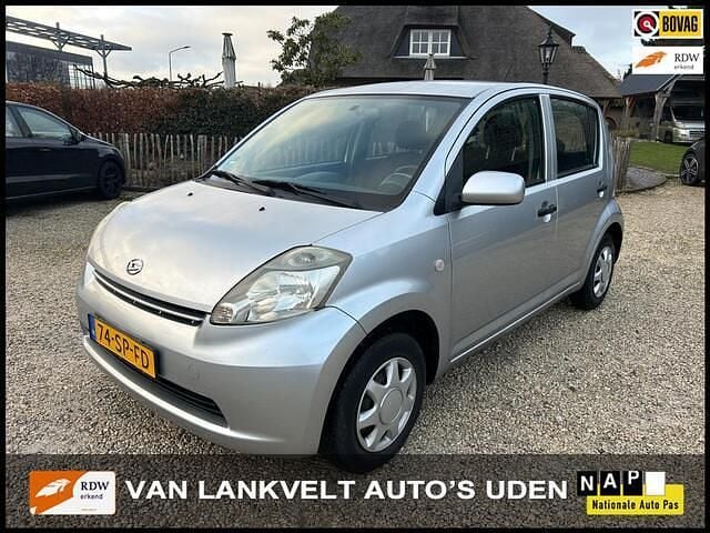 Grijs Gebruikt 2006 Daihatsu Sirion Hatchback | € 1.500 (Goede deal) - Afbeelding 1/4