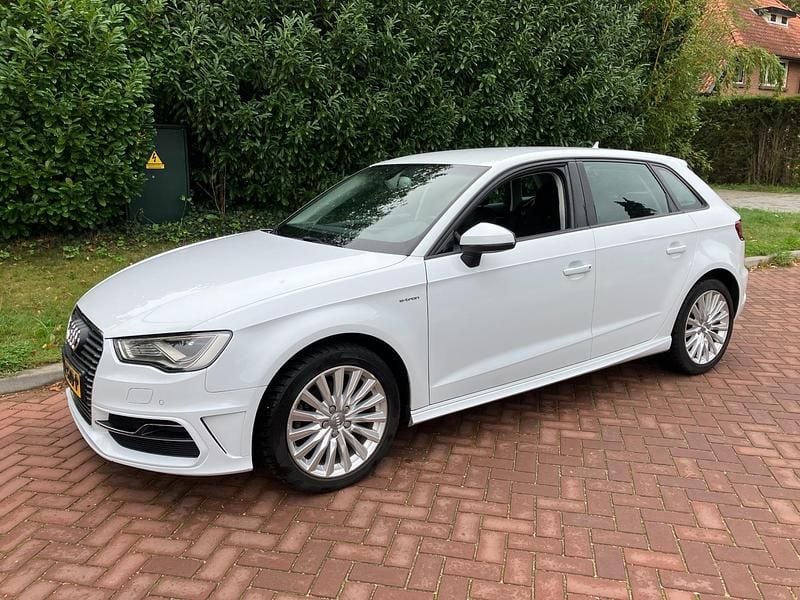 Wit Gebruikt 2015 Audi A3 Attraction Hatchback | € 8.750 (Super prijs) - Afbeelding 1/4