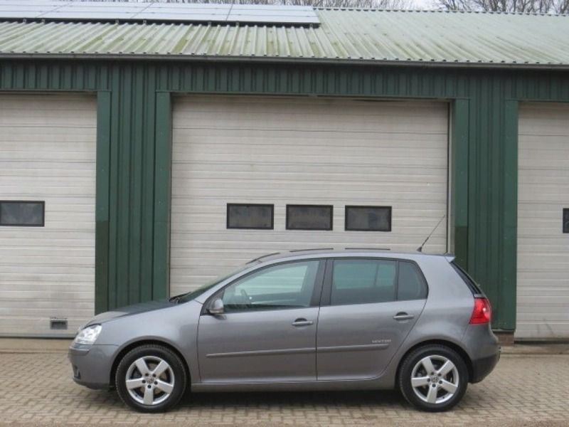 Grijs, metallic lak Gebruikt 2008 VW Golf VI Trendline Hatchback | € 3.950 (Eerlijke prijs) - Afbeelding 1/4