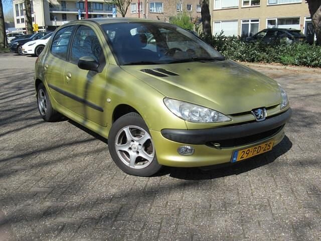 Occasion Peugeot 206 89 PK (65 kW) 2004 Goud Hatchback